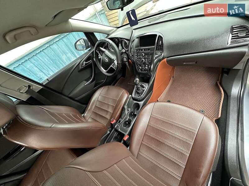 Універсал Opel Astra 2012 в Косові