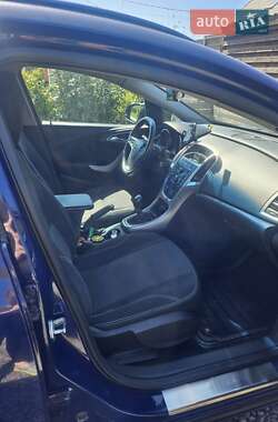 Универсал Opel Astra 2012 в 