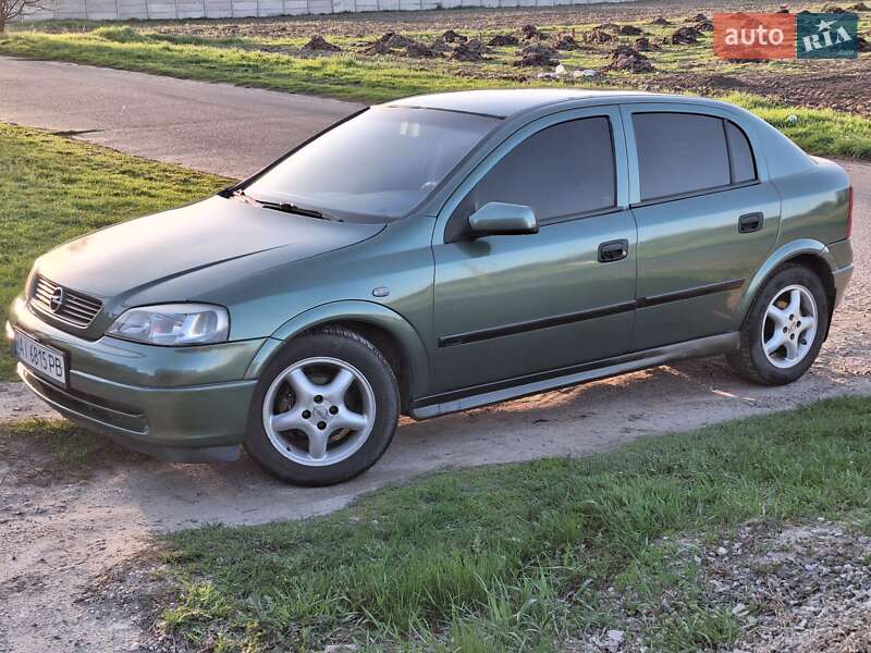 Хетчбек Opel Astra 2000 в 