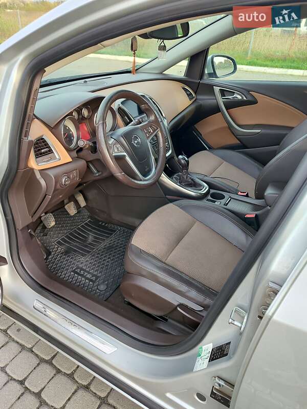 Універсал Opel Astra 2012 в Львові