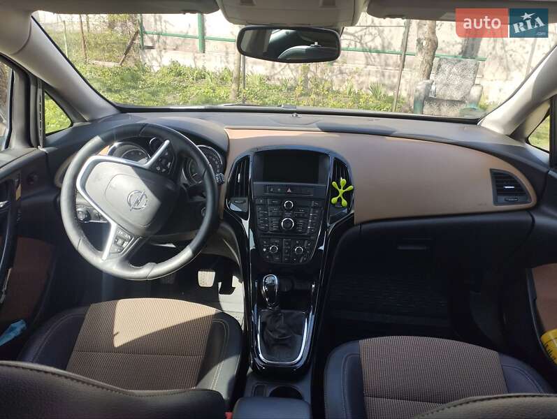 Універсал Opel Astra 2015 в Христинівці