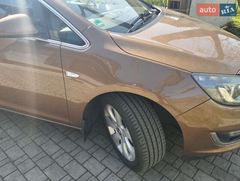 Універсал Opel Astra 2015 в Христинівці