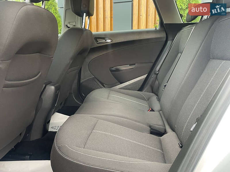 Универсал Opel Astra 2014 в Дрогобыче
