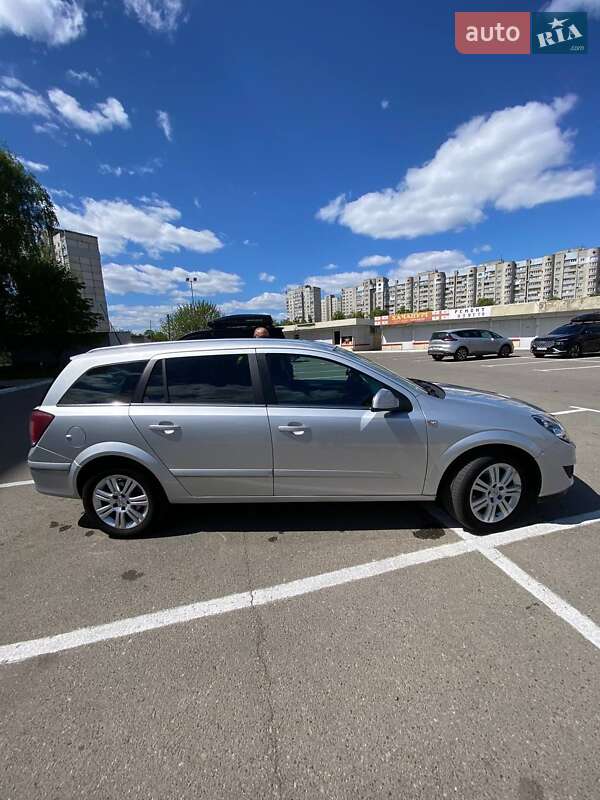 Универсал Opel Astra 2010 в 