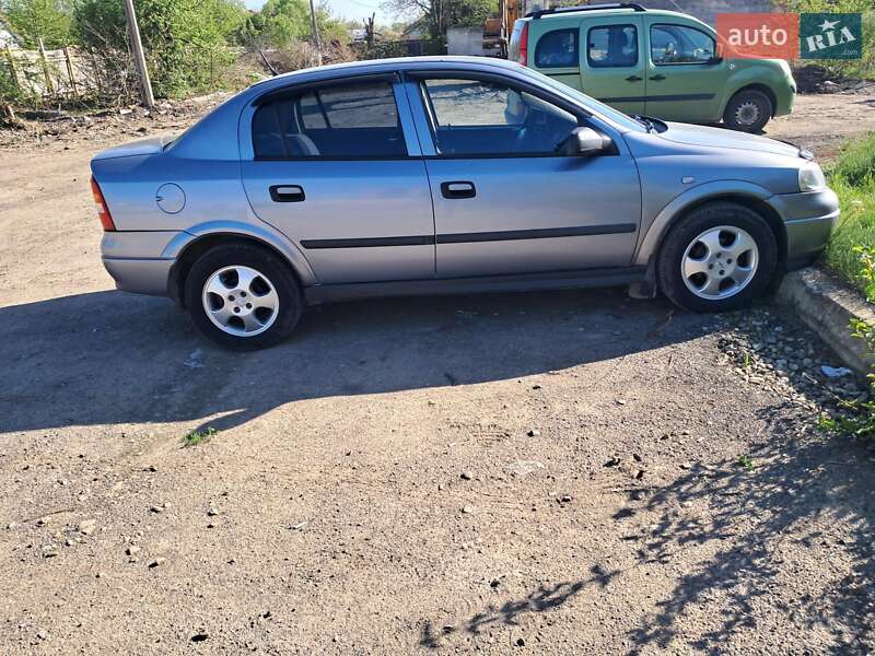 Седан Opel Astra 2006 в Ивано-Франковске