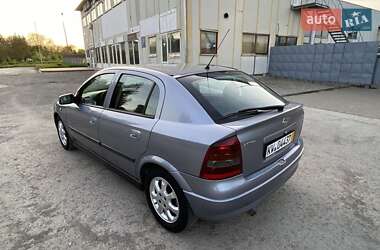 Хэтчбек Opel Astra 2004 в 