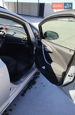 Универсал Opel Astra 2013 в 