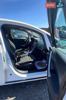 Хэтчбек Opel Astra 2012 в 