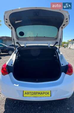 Хэтчбек Opel Astra 2012 в 