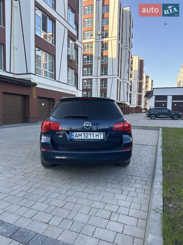 Універсал Opel Astra 2012 в Івано-Франківську