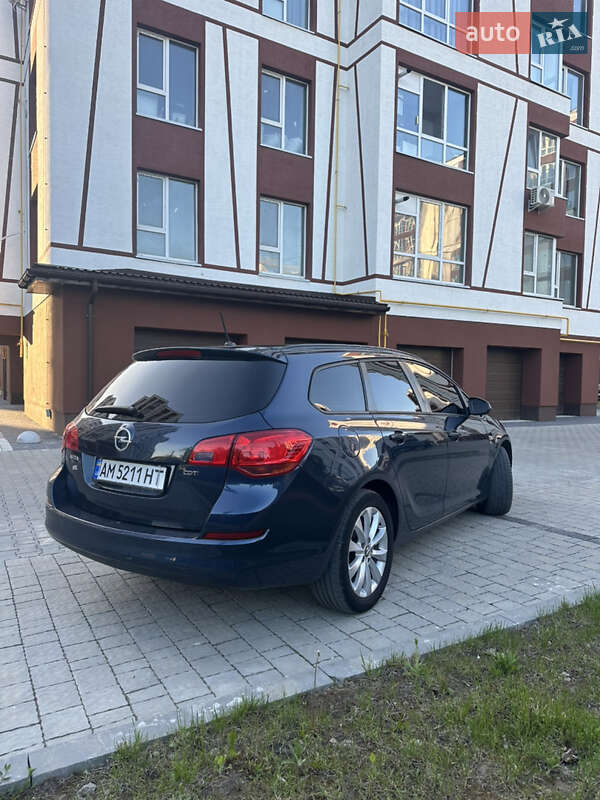 Універсал Opel Astra 2012 в Івано-Франківську