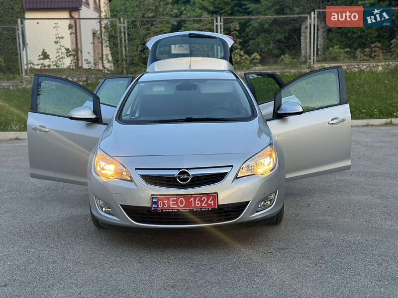 Хетчбек Opel Astra 2010 в 