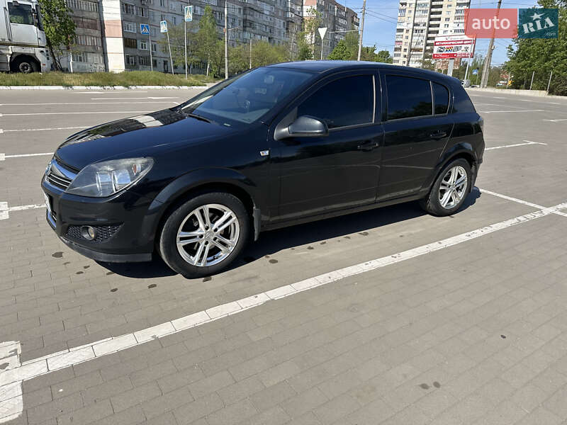 Хетчбек Opel Astra 2013 в 