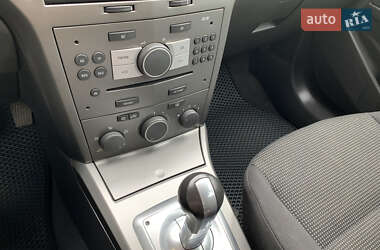 Хэтчбек Opel Astra 2006 в 