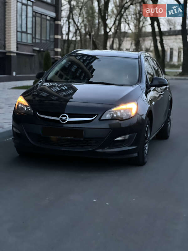 Универсал Opel Astra 2012 в Чернигове