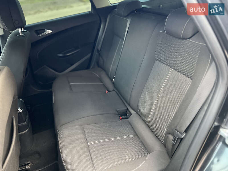 Универсал Opel Astra 2012 в Чернигове