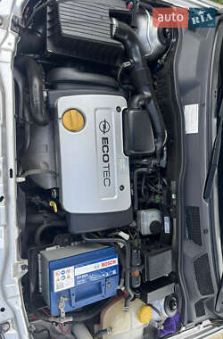 Хэтчбек Opel Astra 2000 в 