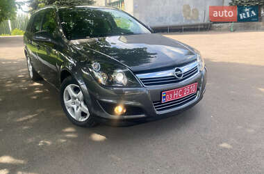 Універсал Opel Astra 2010 в Рівному