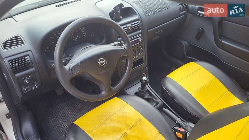 Седан Opel Astra 2006 в Львові