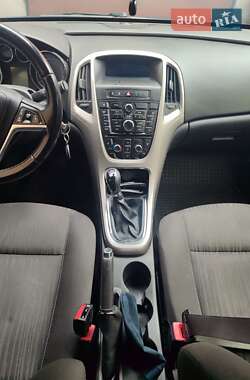Хэтчбек Opel Astra 2011 в 
