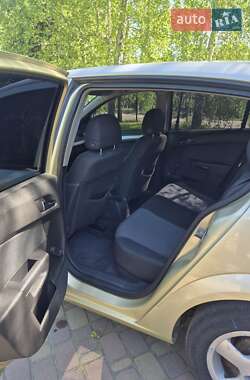 Хэтчбек Opel Astra 2004 в 