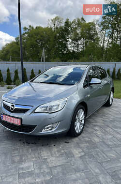 Хетчбек Opel Astra 2012 в 