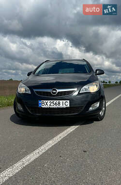 Универсал Opel Astra 2011 в Теофиполе