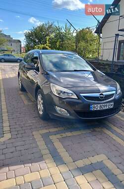 Универсал Opel Astra 2012 в Хоросткове