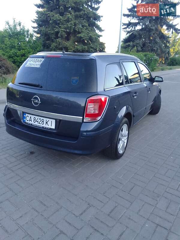 Универсал Opel Astra 2009 в Каневе