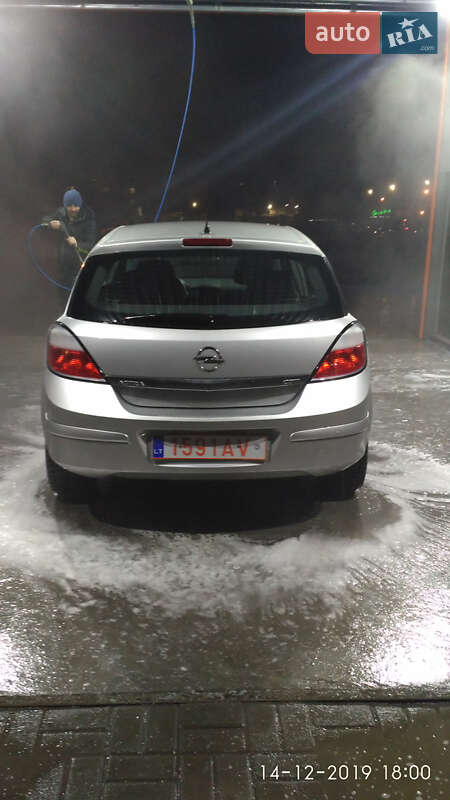 Хетчбек Opel Astra 2005 в Хирові