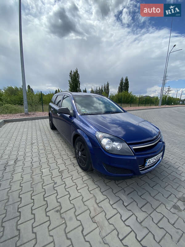 Універсал Opel Astra 2010 в Луцьку