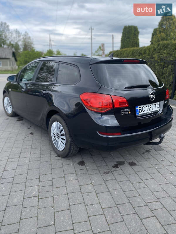 Универсал Opel Astra 2012 в Долине