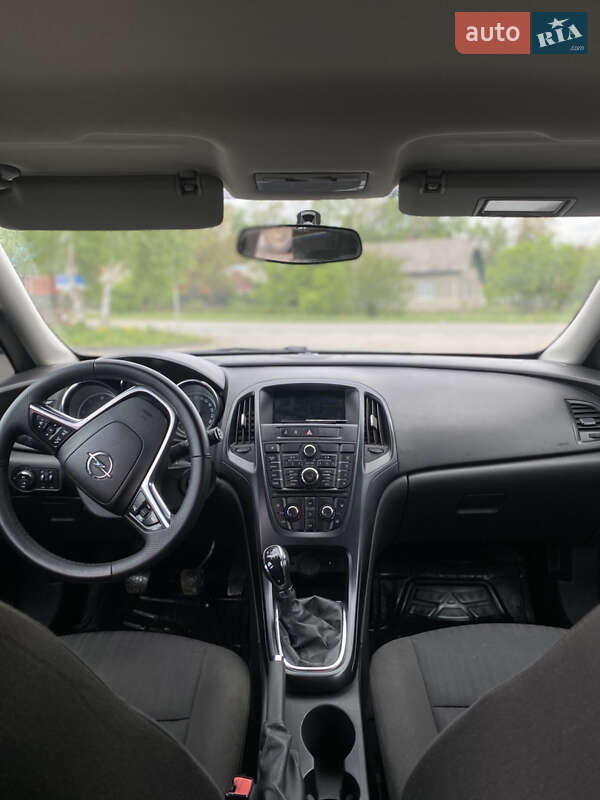 Универсал Opel Astra 2012 в Долине