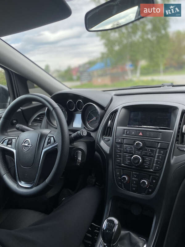 Универсал Opel Astra 2012 в Долине