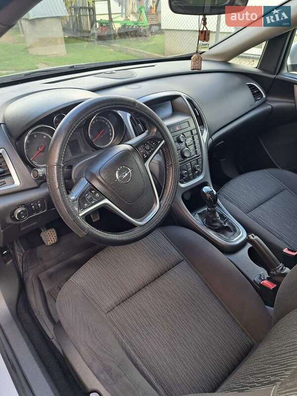 Универсал Opel Astra 2013 в Самборе