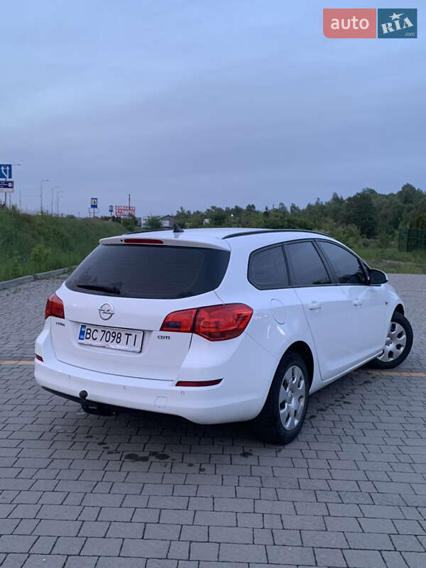 Универсал Opel Astra 2012 в Стрые
