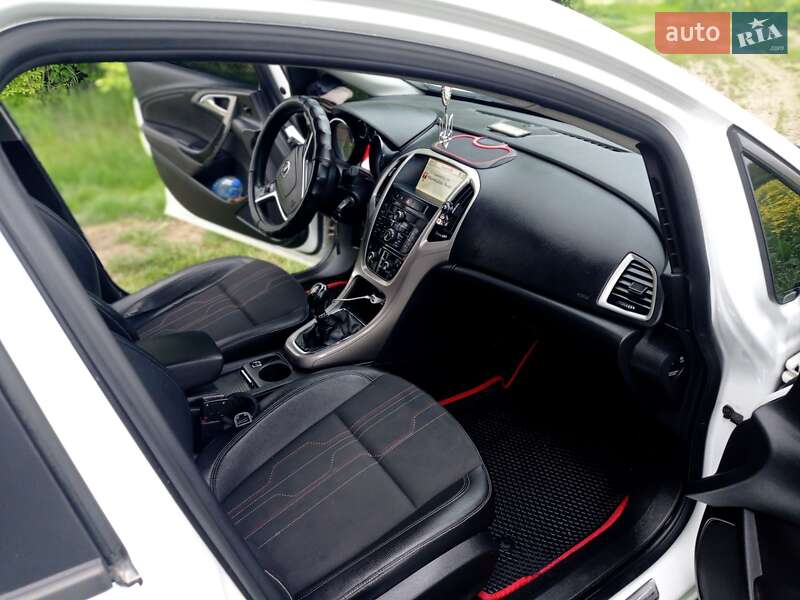 Универсал Opel Astra 2012 в Дунаевцах
