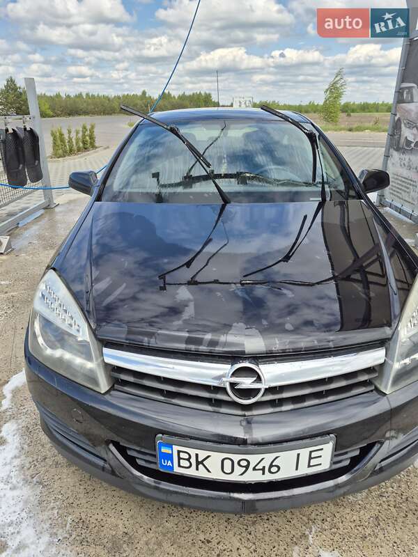 Купе Opel Astra 2005 в Дубровице