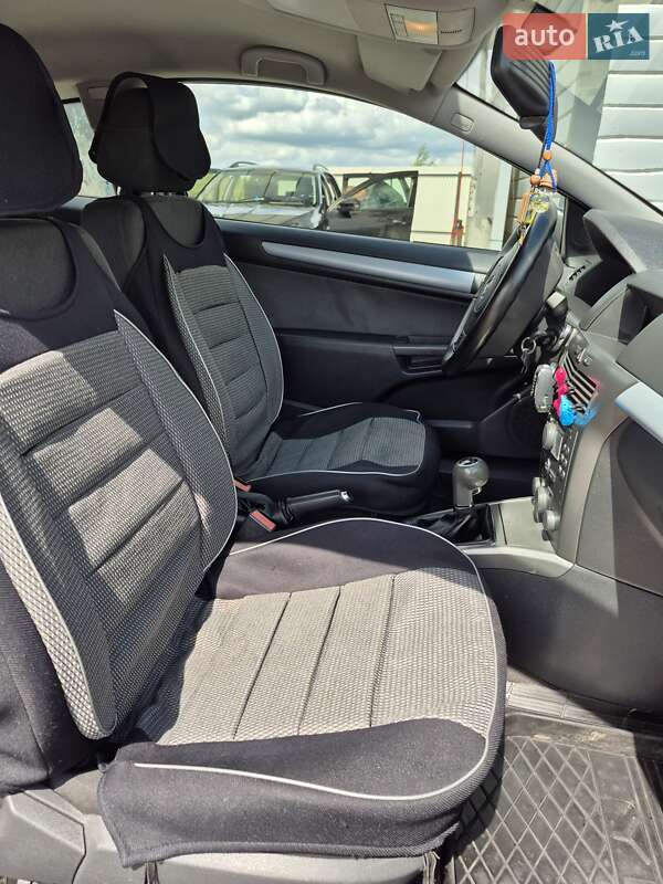 Купе Opel Astra 2005 в Дубровице