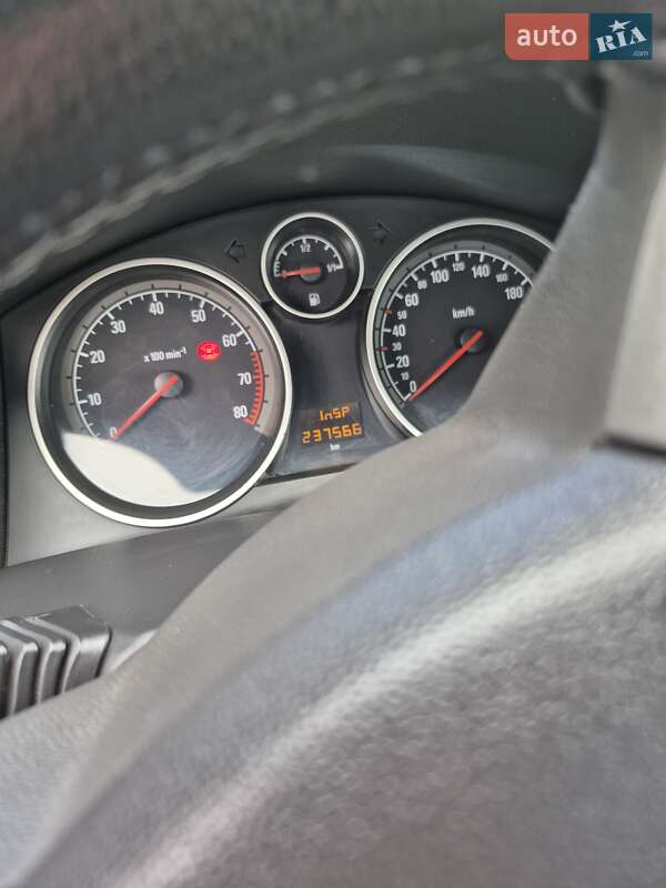 Купе Opel Astra 2005 в Дубровице