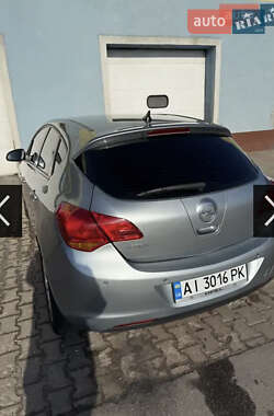 Хэтчбек Opel Astra 2011 в 