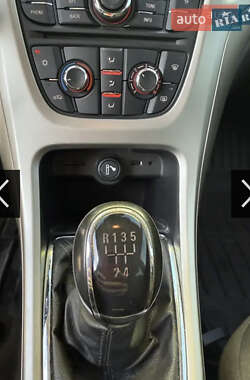 Хэтчбек Opel Astra 2011 в 