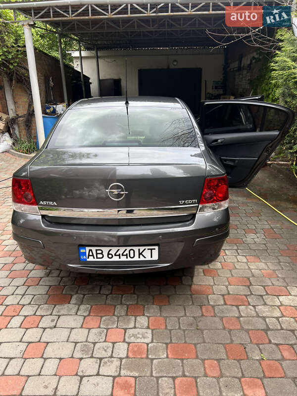 Седан Opel Astra 2011 в Виннице