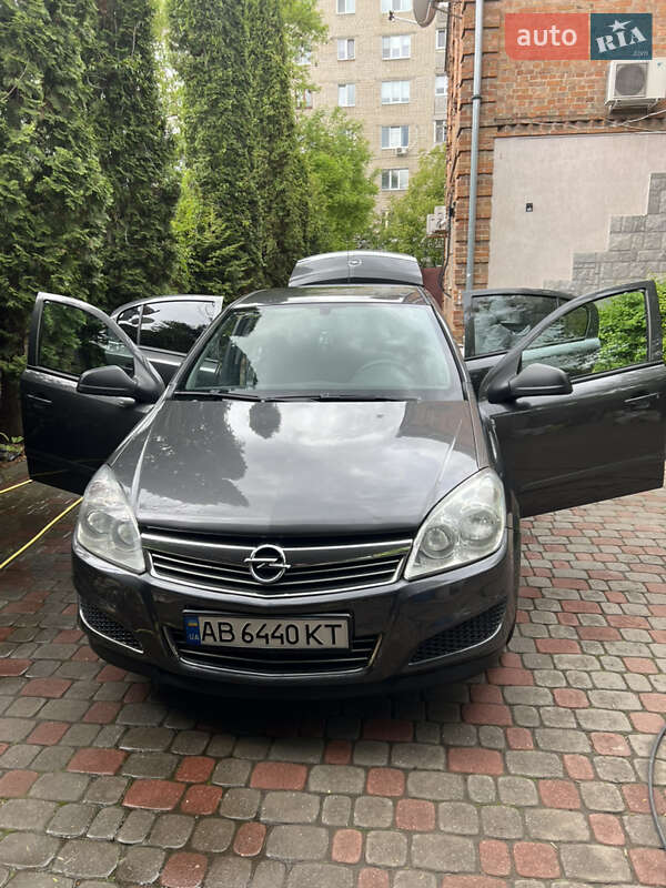 Седан Opel Astra 2011 в Виннице