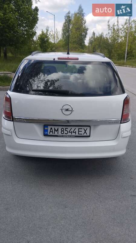 Універсал Opel Astra 2011 в Звягелі