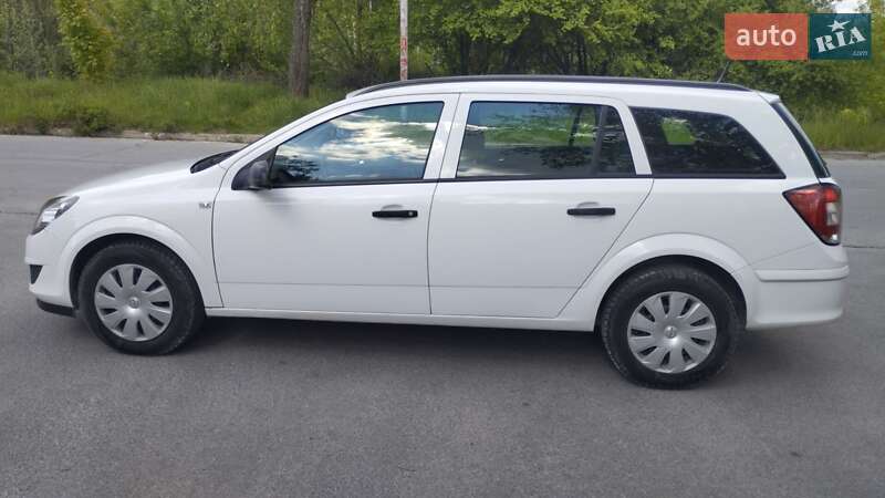 Універсал Opel Astra 2011 в Звягелі