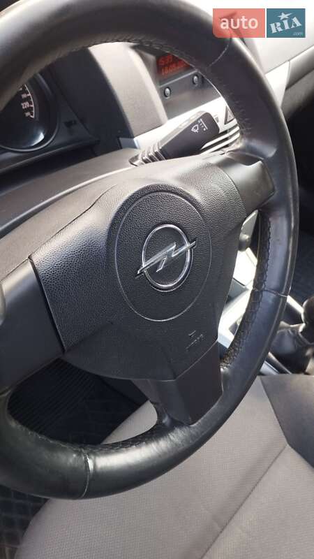 Універсал Opel Astra 2011 в Звягелі