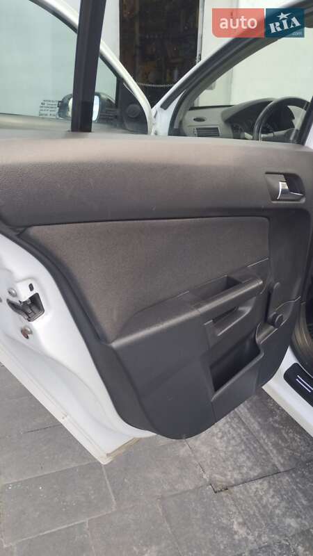 Універсал Opel Astra 2011 в Звягелі