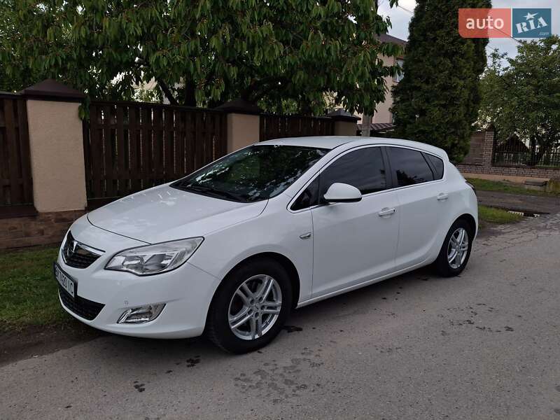 Хэтчбек Opel Astra 2011 в 