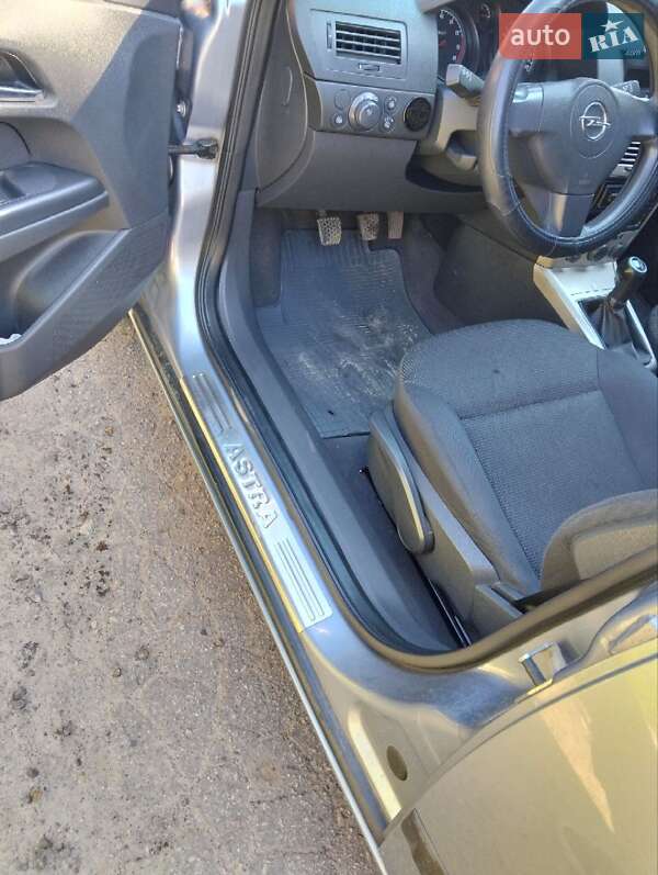 Хэтчбек Opel Astra 2008 в Сумах